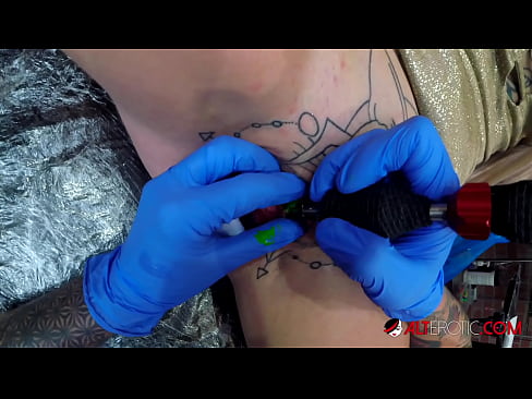 ❤️ Sully Savage, o bunăciune extrem de tatuată, și-a făcut un tatuaj pe clitorisul ei ❤️❌ at ro.xxxpornolive.ru ️❤